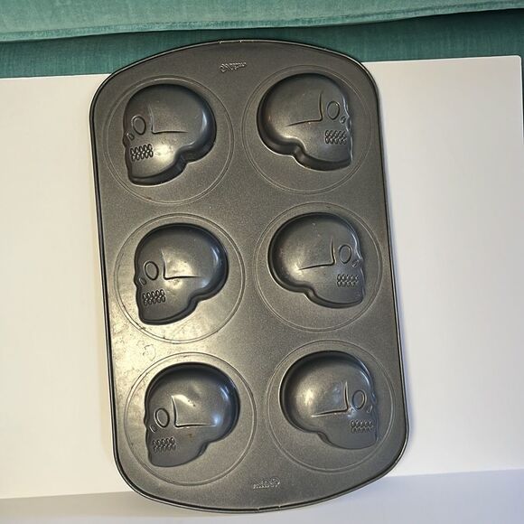 Wilton skeleton baking pan EUC - Picture 2 of 7